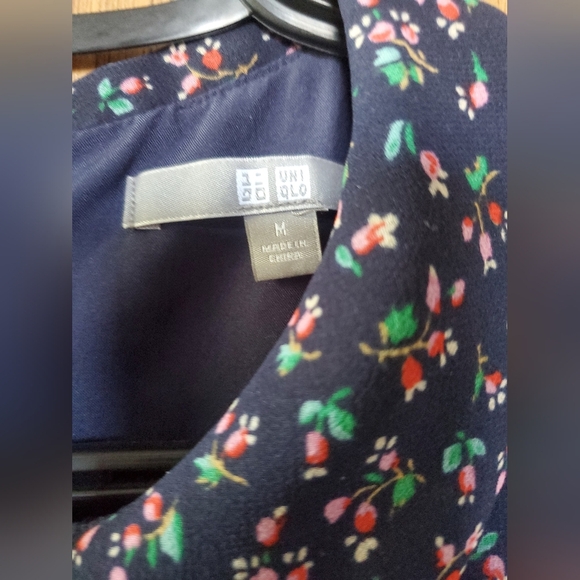 Uniqlo navy floral pintuck navy dress with delicate flowers. - Picture 4 of 5